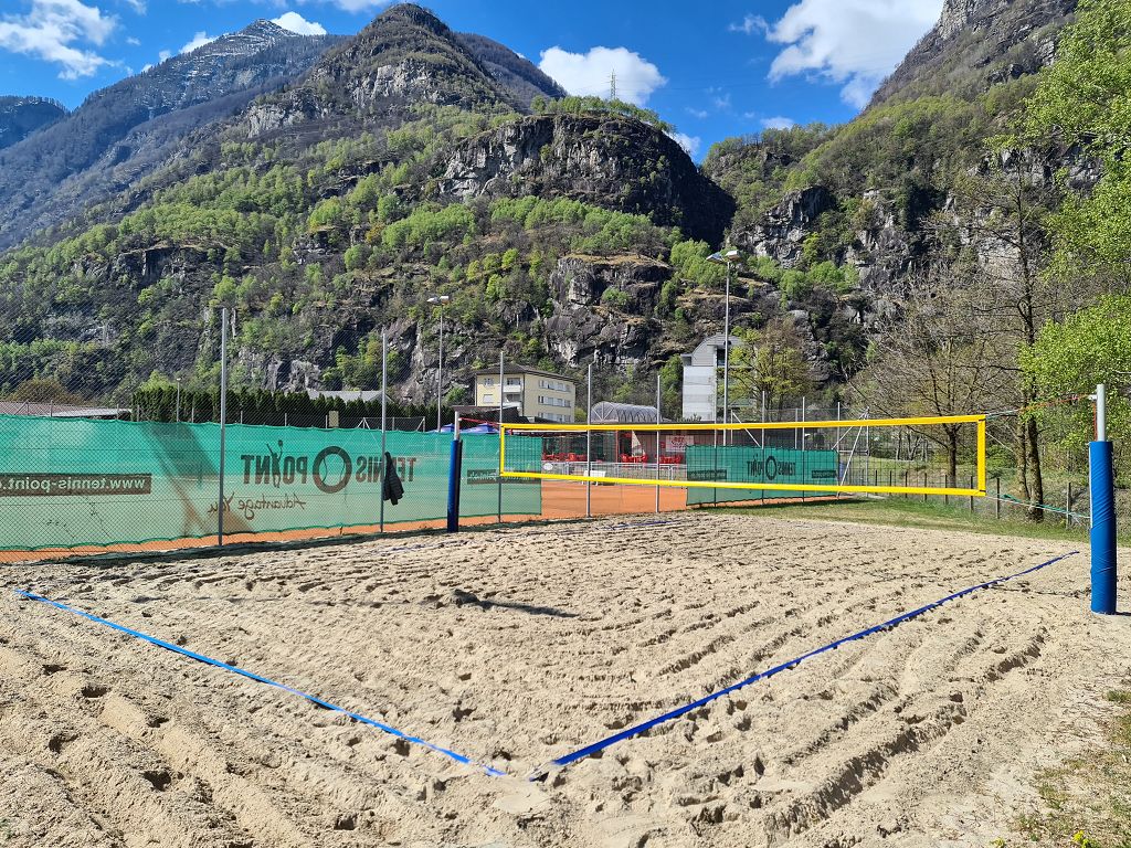 Campo da beach volley a Cresciano pronto per la prenotazione, con una rete gialla e blu.